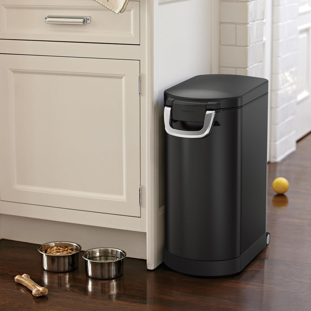 Large Airtight Pet Food Storage Container with Magnetic Scoop O53844