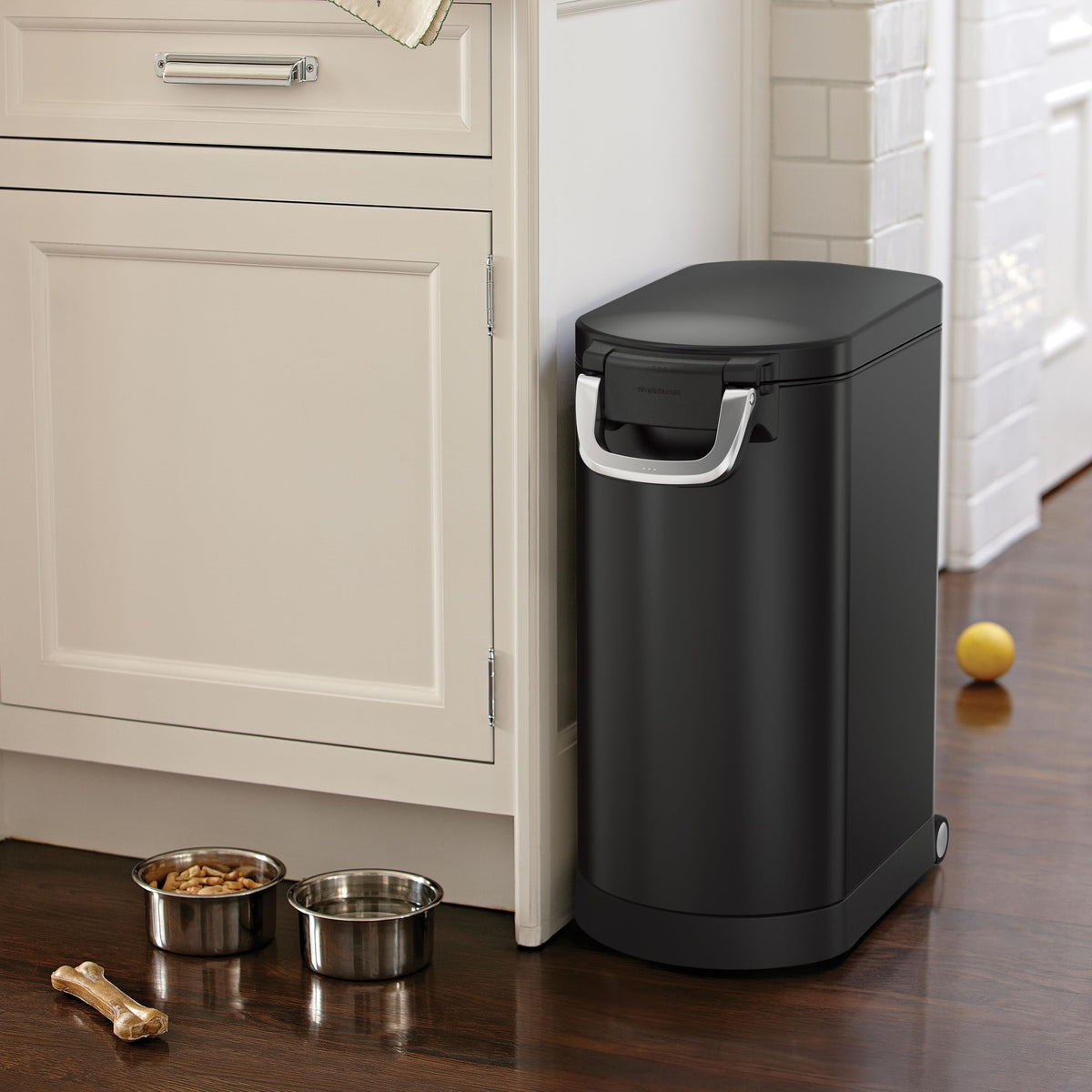 Large Airtight Pet Food Storage Container with Magnetic Scoop O53844